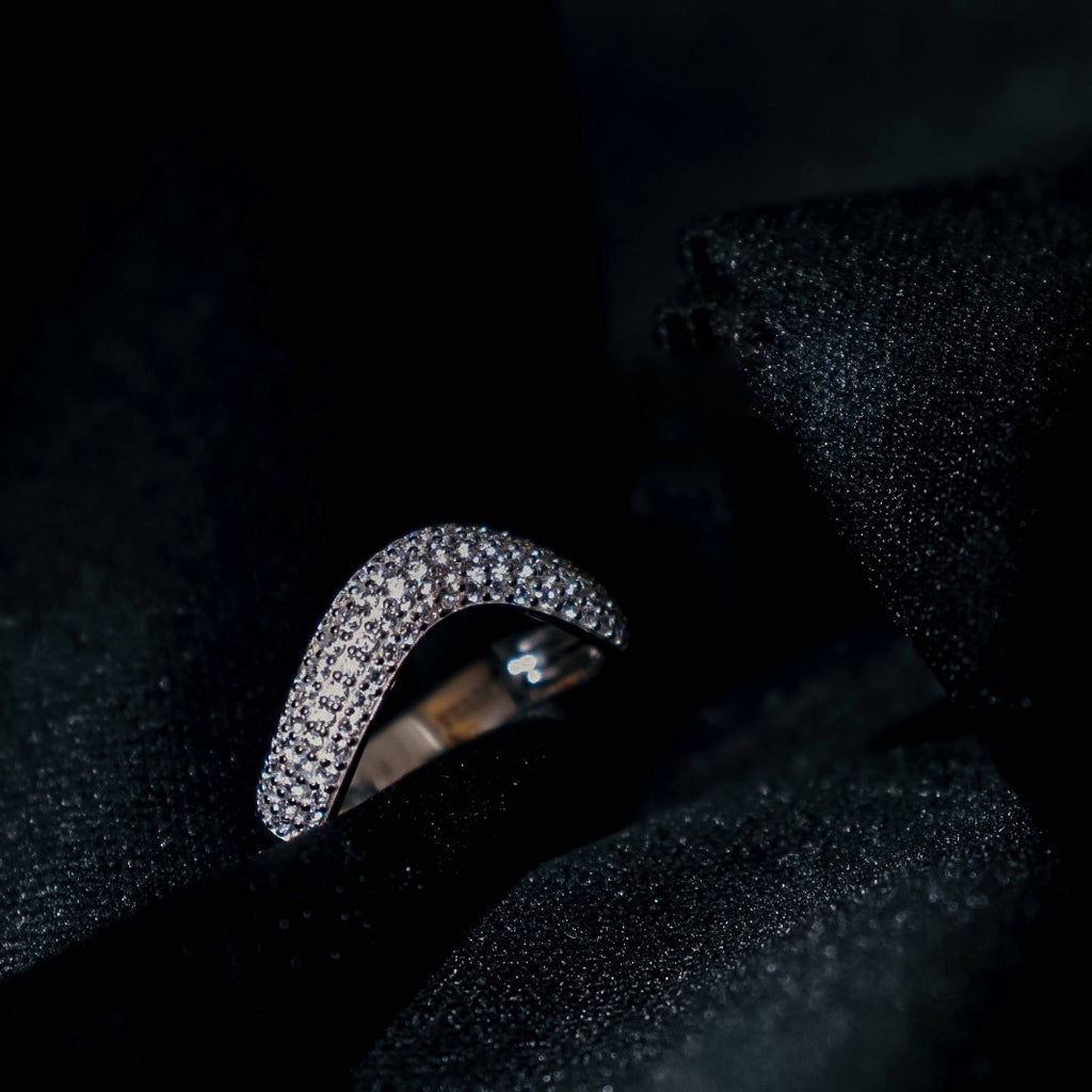 ANEL WAVE EM PRATA E BANHO DE RÓDIO COM ZIRCÓNIAS GUESS