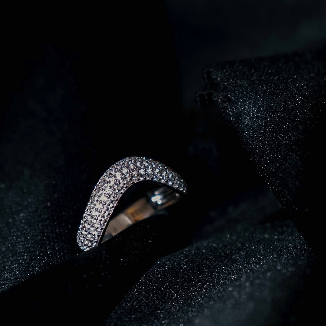 ANEL WAVE EM PRATA E BANHO DE RÓDIO COM ZIRCÓNIAS GUESS