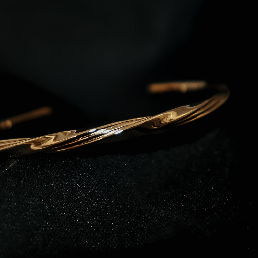 Pulseira Aberta Torcida Revestimento de ouro 14k Pandora