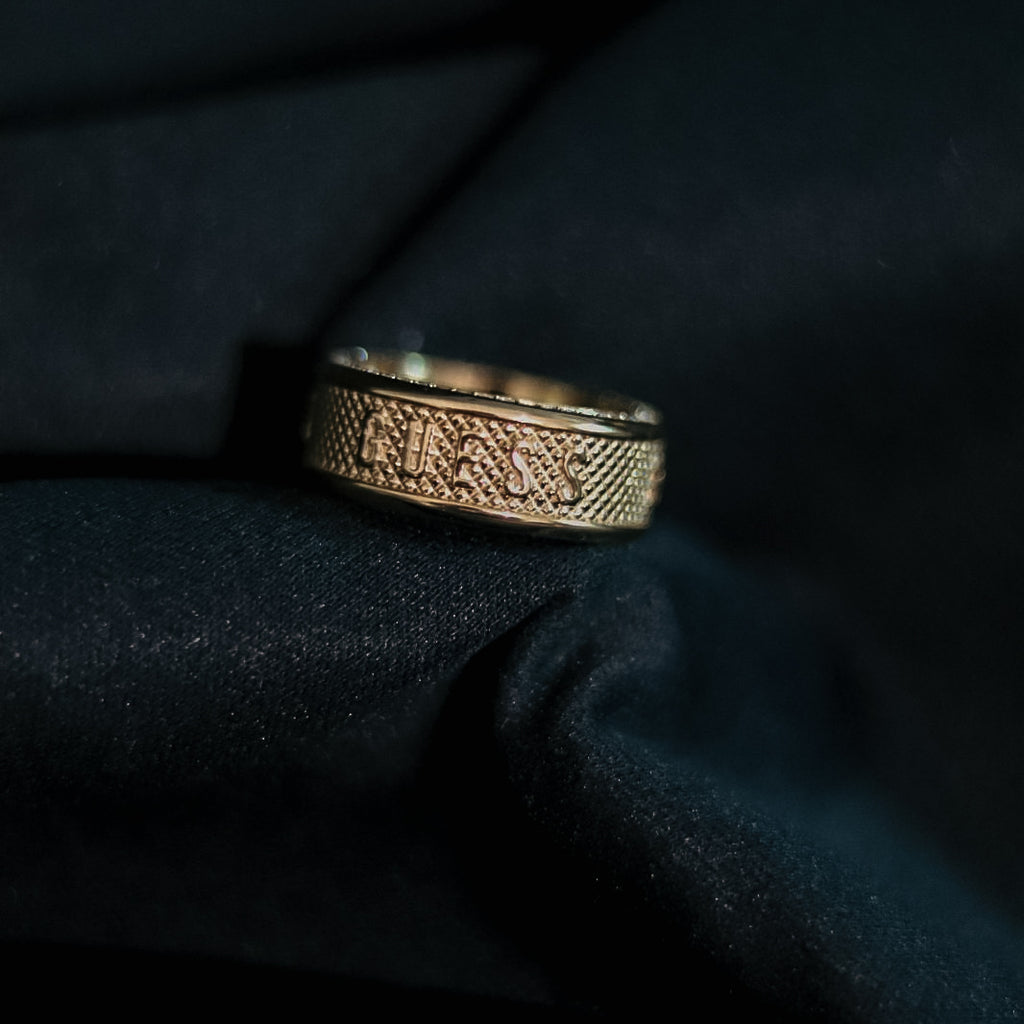 ANEL JUMBO EM AÇO GUESS