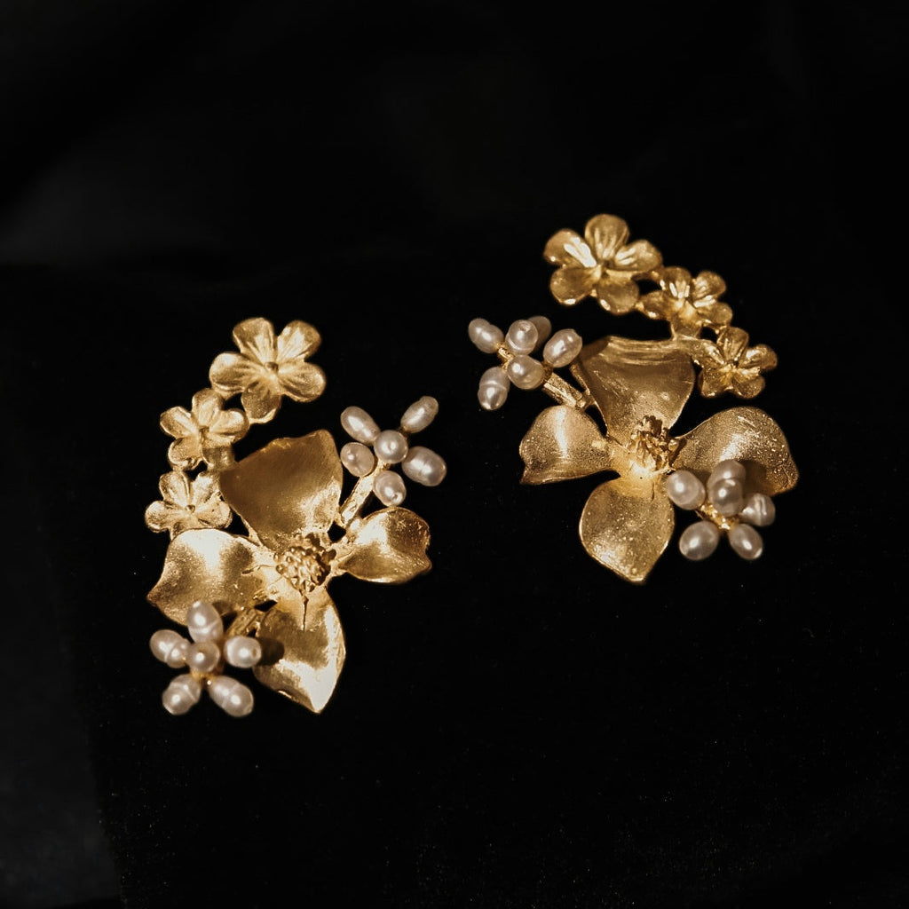 BRINCOS EM PRATA DOURADA COM PÉROLAS RUN´S