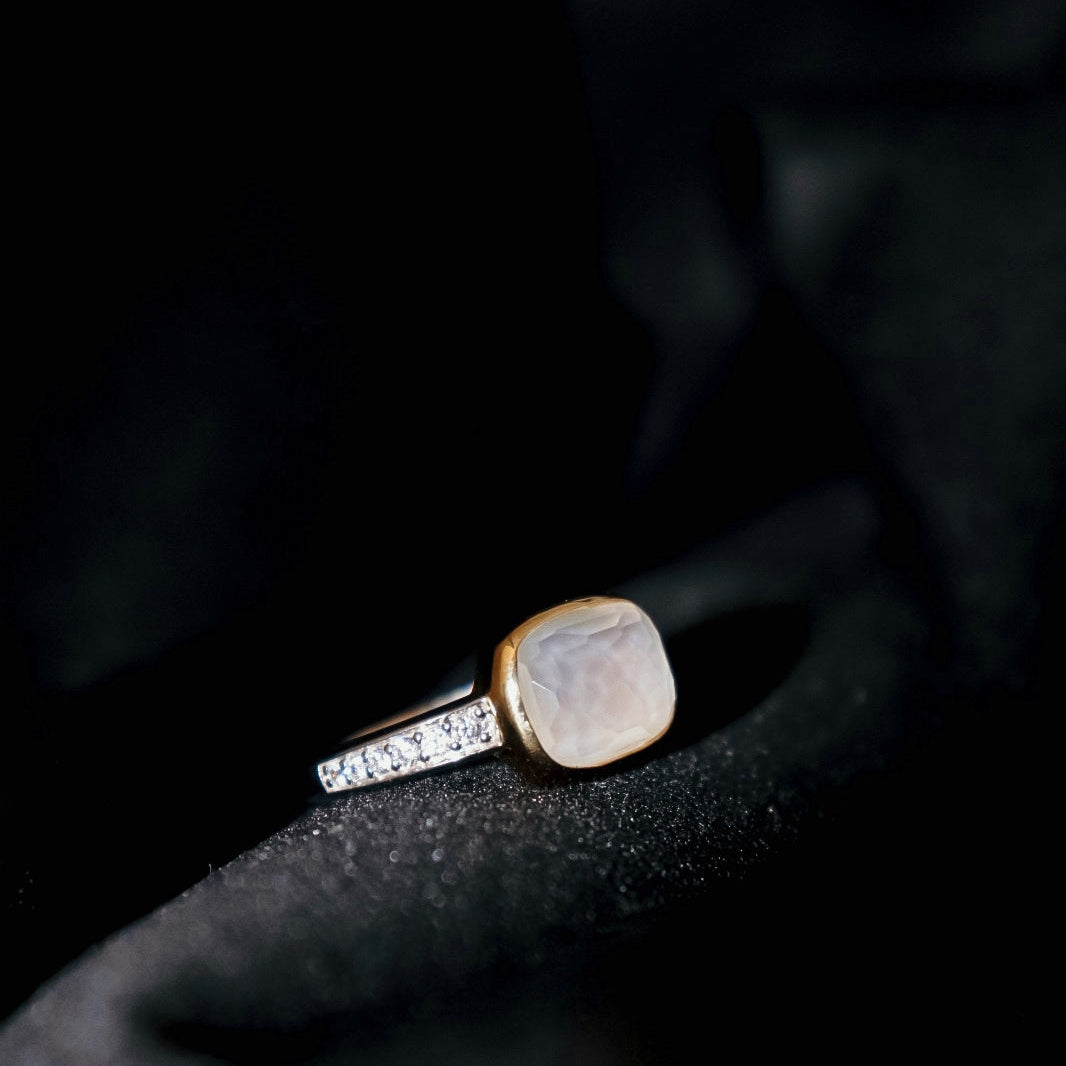 ANEL TI SENTO EM PRATA DOURADA COM MADREPÉROLA