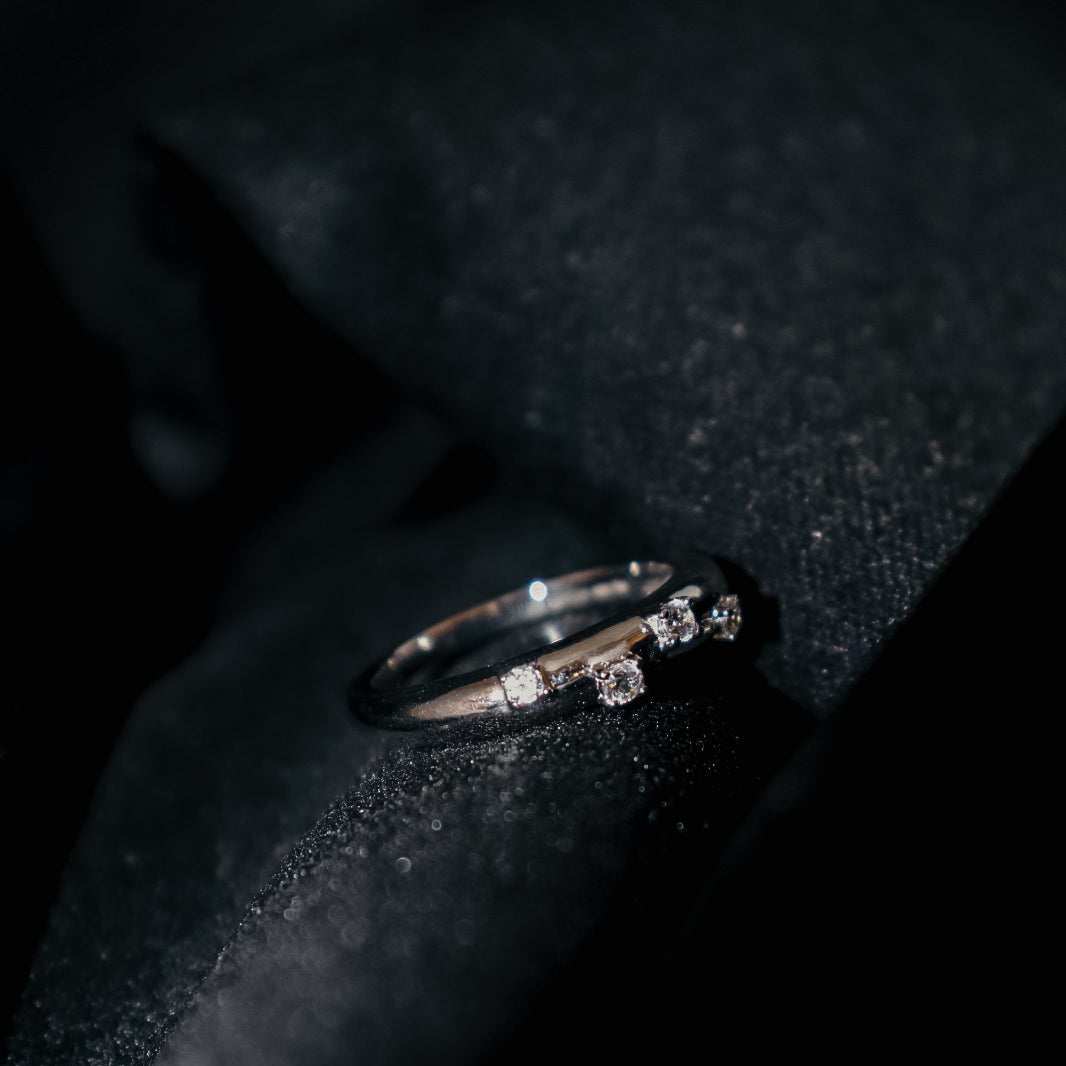 ANEL NUANCES EM PRATA COM ZIRCÓNIAS GUESS