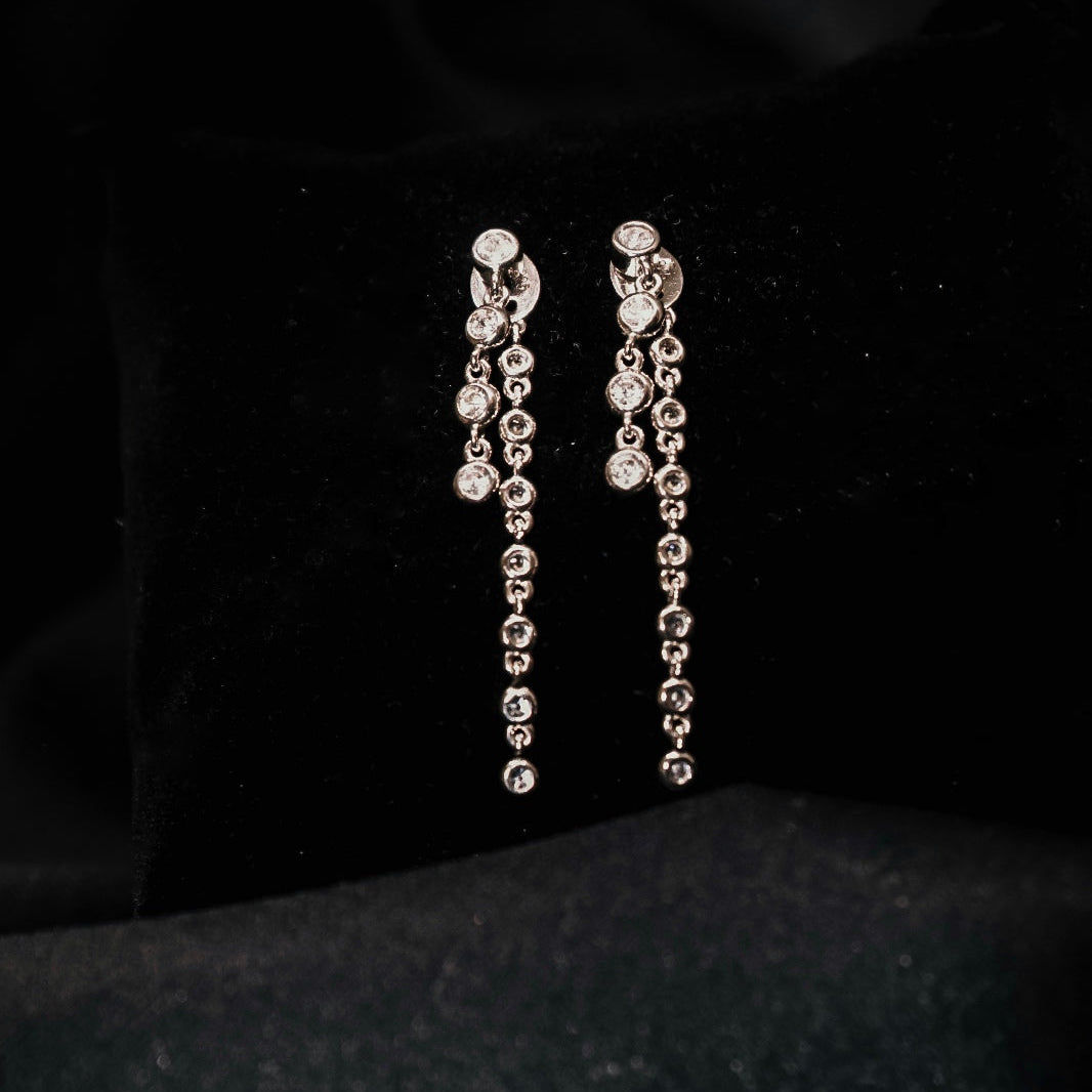 BRINCOS FEMININOS EM PRATA PENDENTES COM ZIRCÓNIAS JANEIRO BAIÃO