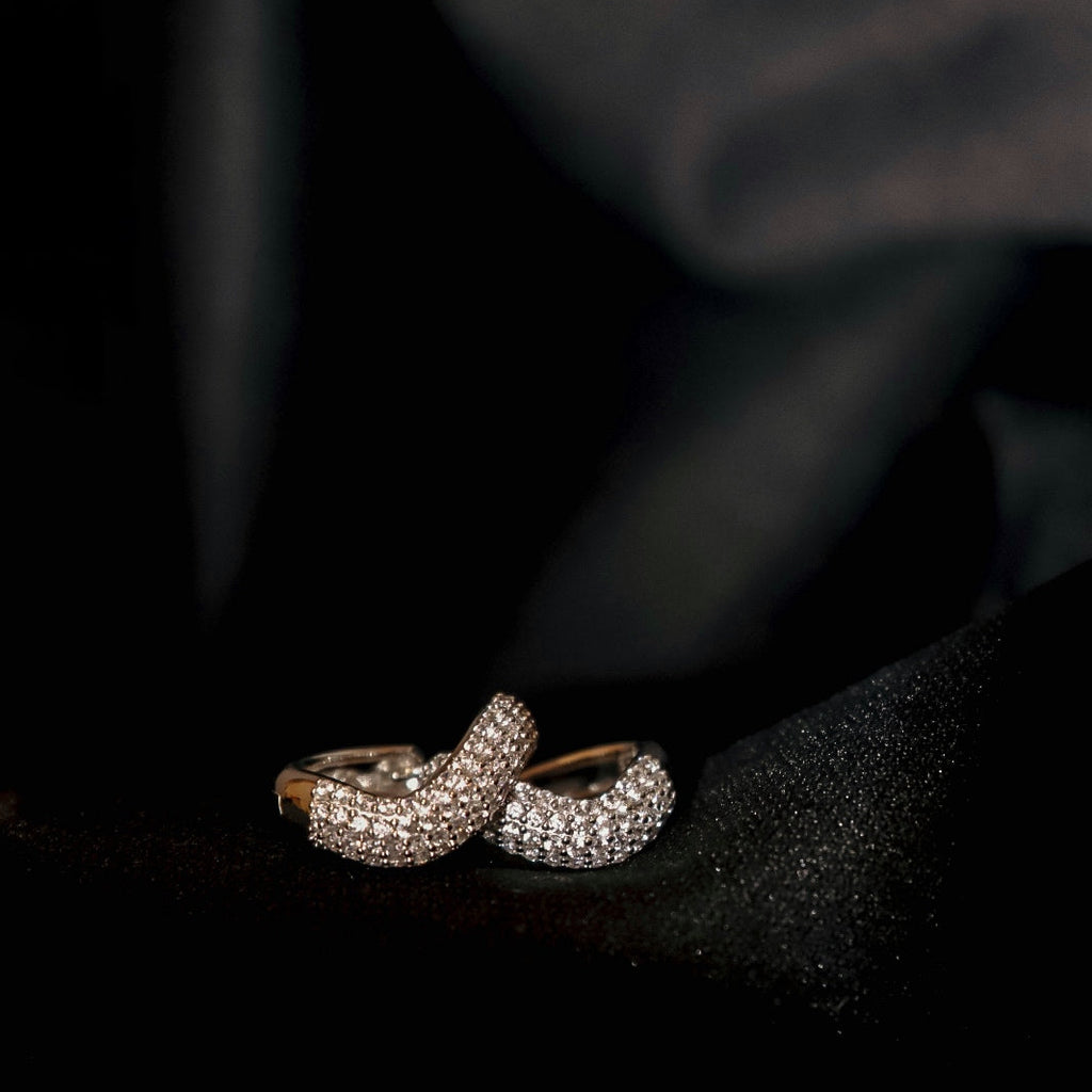 BRINCOS DOUBLE WAVE EM PRATA COM ZIRCÓNIAS GUESS