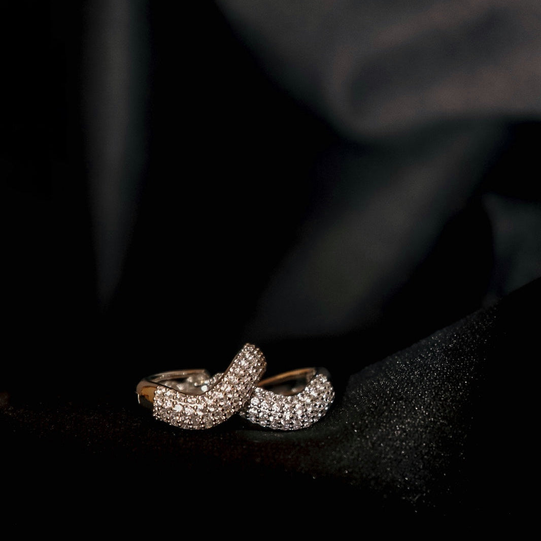 BRINCOS DOUBLE WAVE EM PRATA COM ZIRCÓNIAS GUESS