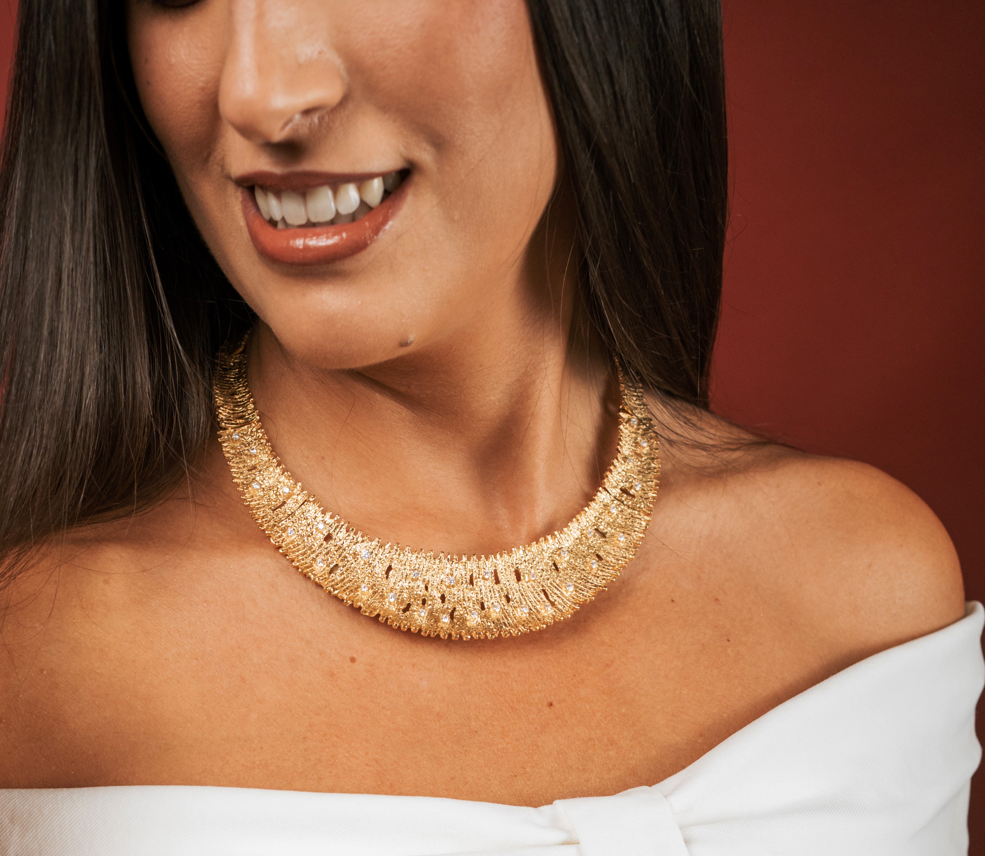 COLAR RÍGIDO EM PRATA DOURADA COM ZIRCÓNIAS MARQUES E GOMES