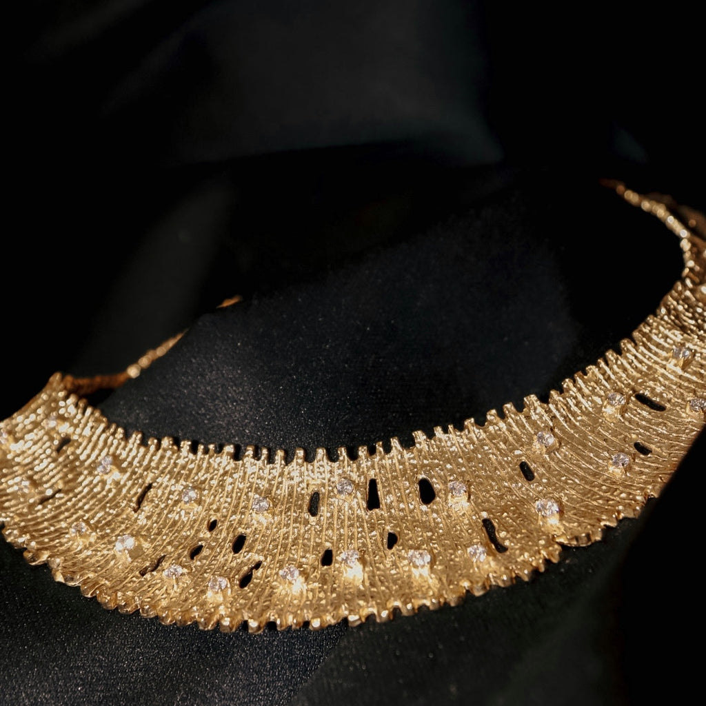 COLAR RÍGIDO EM PRATA DOURADA COM ZIRCÓNIAS MARQUES E GOMES