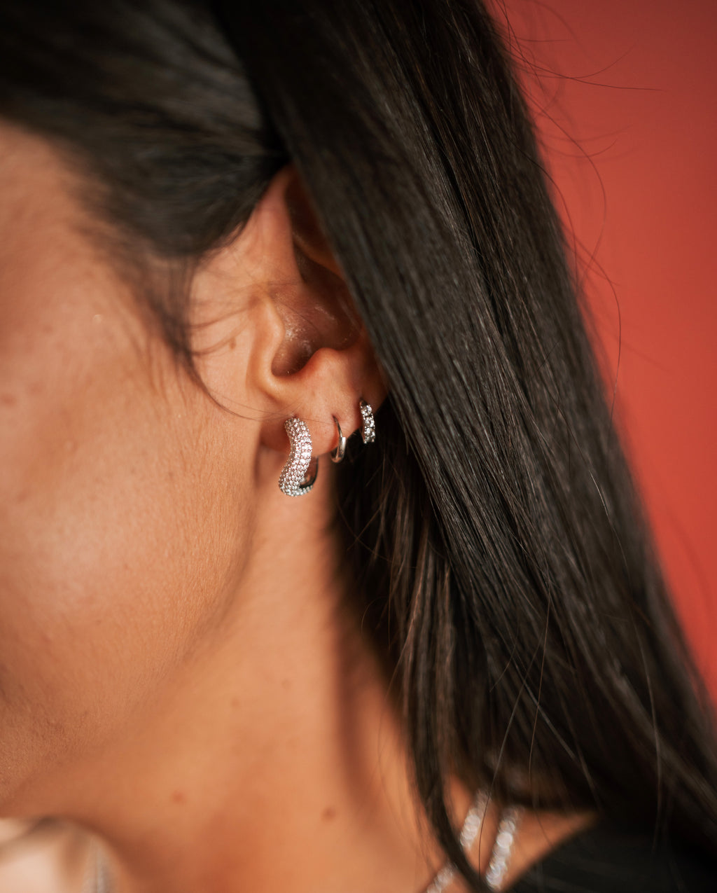 BRINCOS DOUBLE WAVE EM PRATA COM ZIRCÓNIAS GUESS