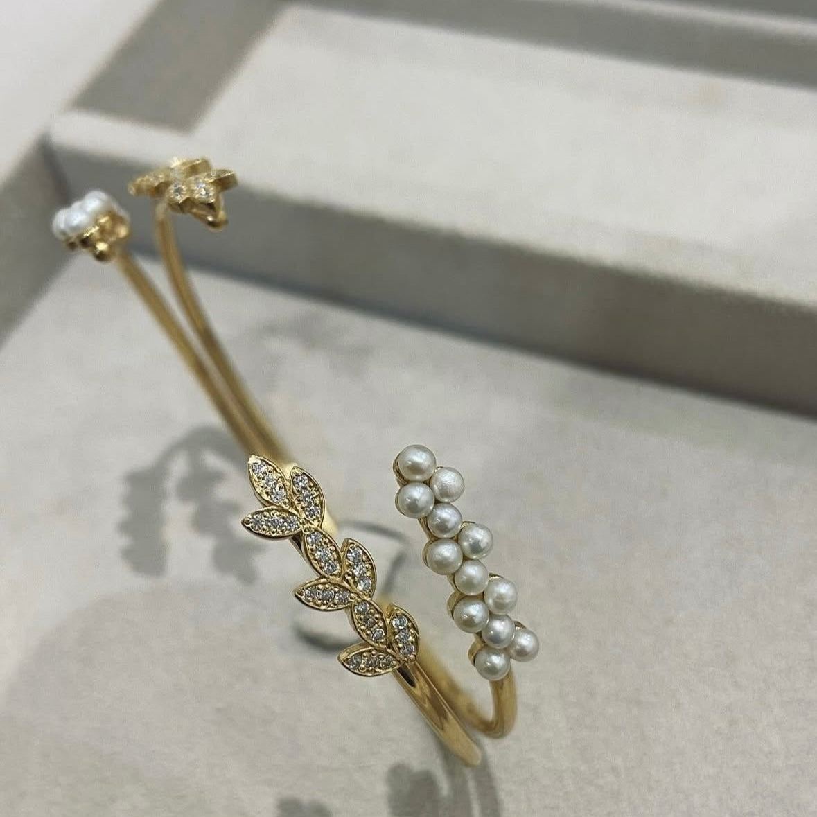 PULSEIRA EM PRATA DOURADA MARJORIE SYNGULARIS